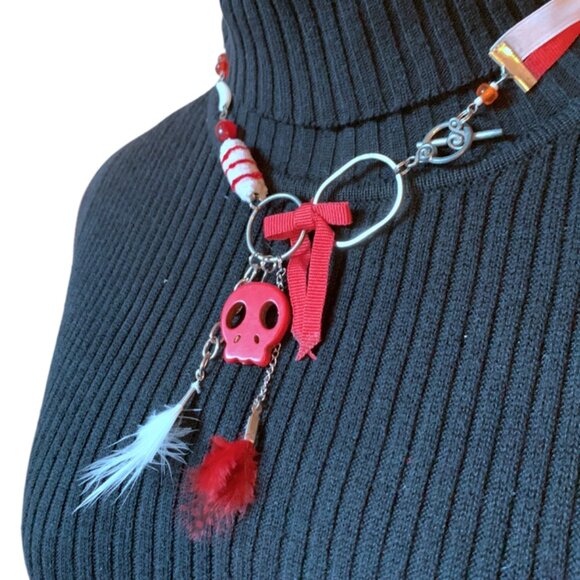 2x 25$🐿 🍁 CREATION - Skull short necklace Ruban bead fabric feather Red white - Picture 4 of 11